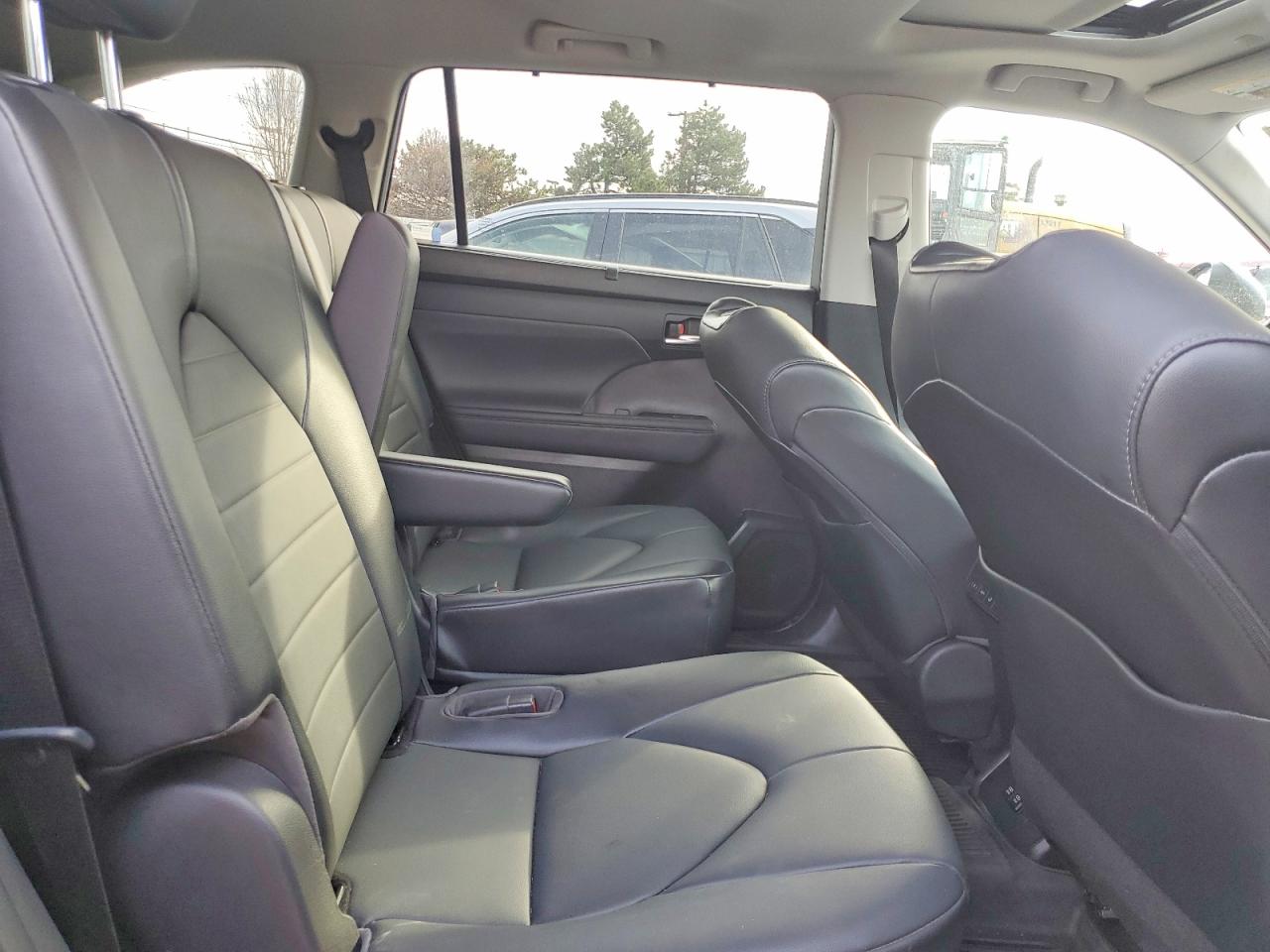 2021 TOYOTA HIGHLANDER XLE photo 11