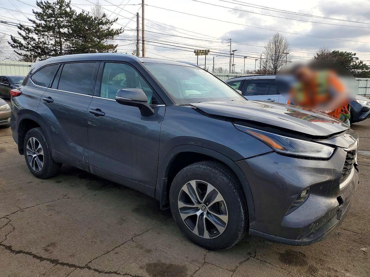 2021 TOYOTA HIGHLANDER XLE photo 4