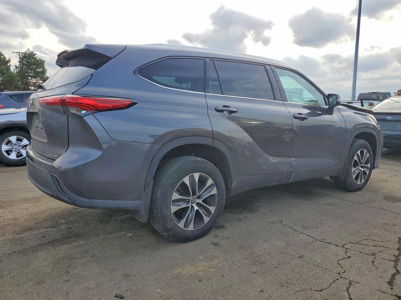 2021 TOYOTA HIGHLANDER XLE photo 3