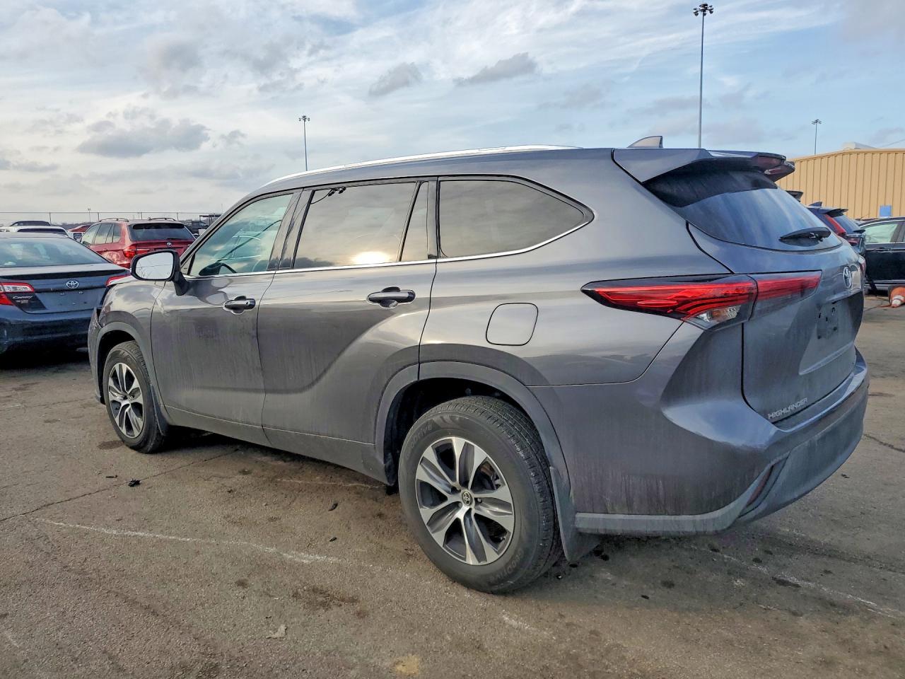 2021 TOYOTA HIGHLANDER XLE photo 2