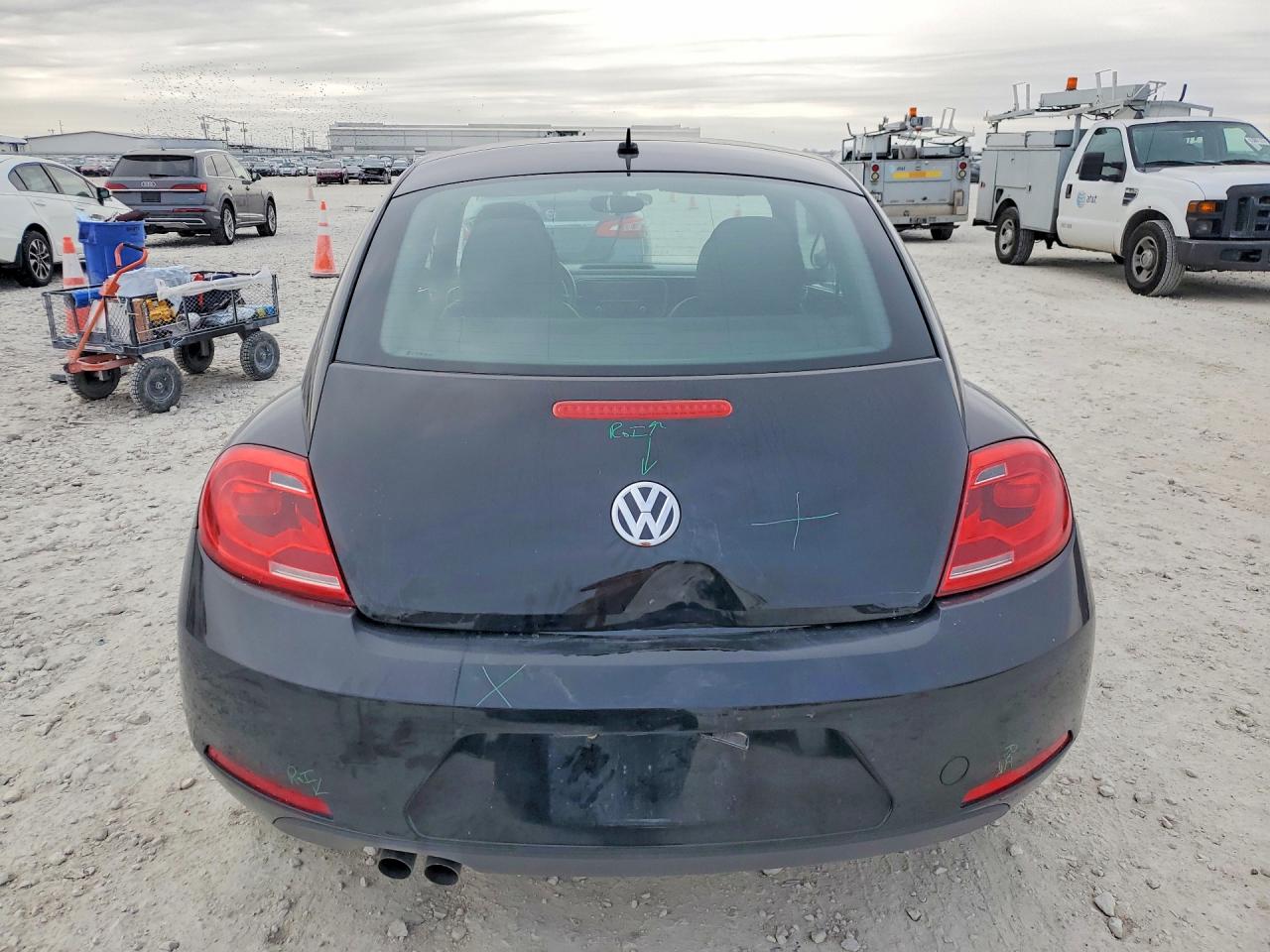 2013 VOLKSWAGEN BEETLE photo 11