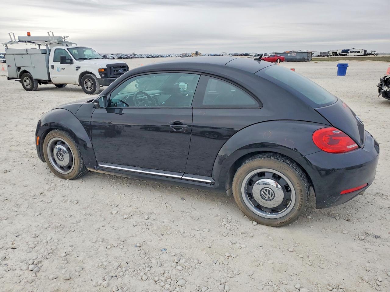 2013 VOLKSWAGEN BEETLE photo 3