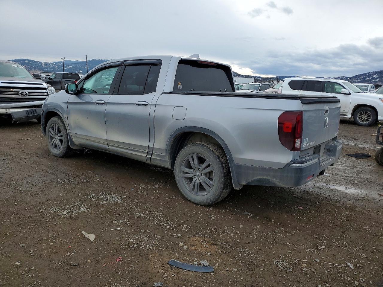 2019 HONDA RIDGELINE SPORT photo 2