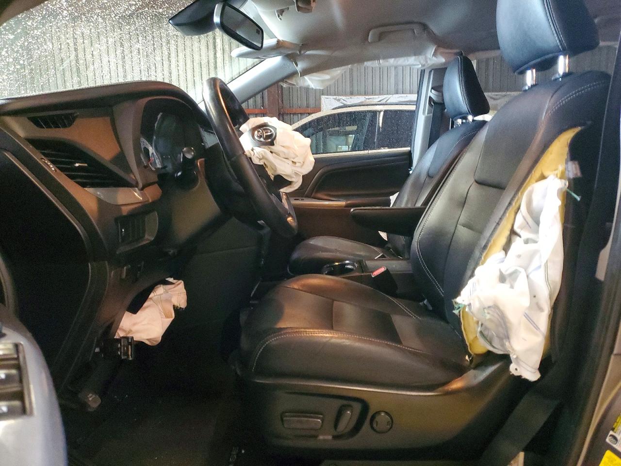2020 TOYOTA SIENNA SE photo 7