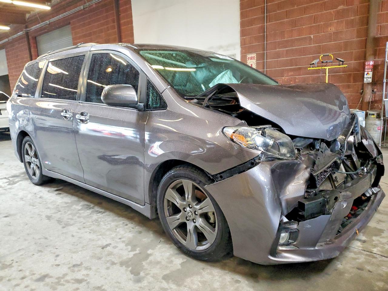 2020 TOYOTA SIENNA SE photo 4
