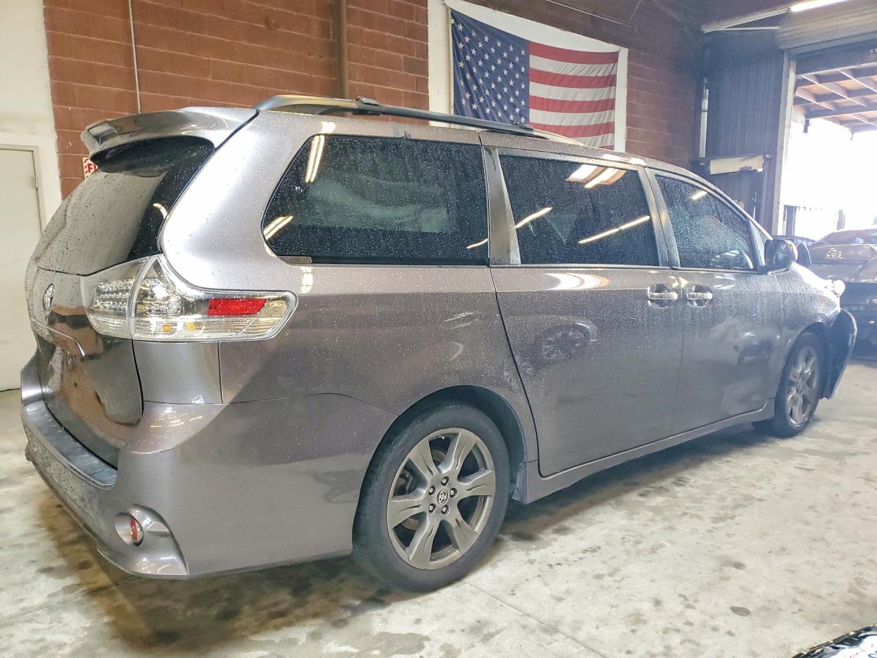2020 TOYOTA SIENNA SE photo 3