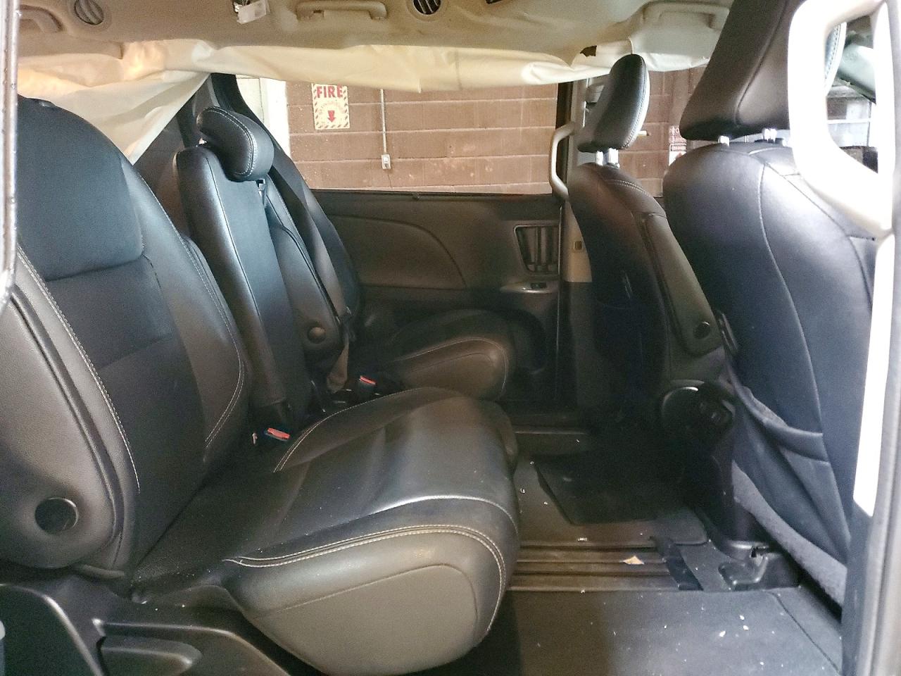 2020 TOYOTA SIENNA SE photo 11