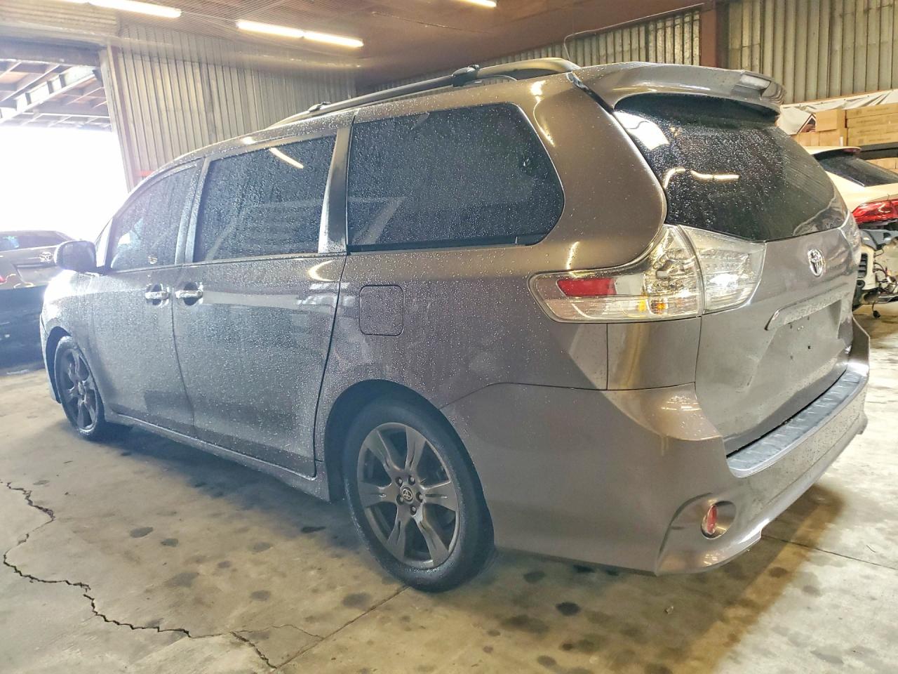 2020 TOYOTA SIENNA SE photo 2