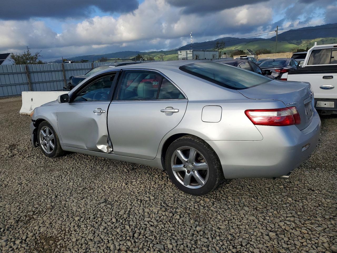 2009 TOYOTA CAMRY SE photo 2