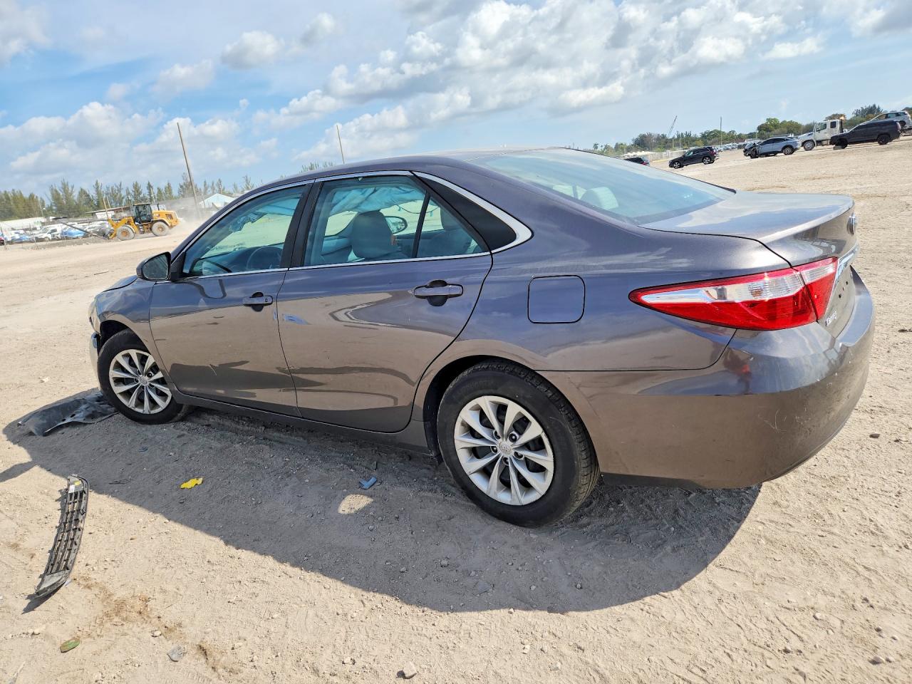 2016 TOYOTA CAMRY LE photo 3