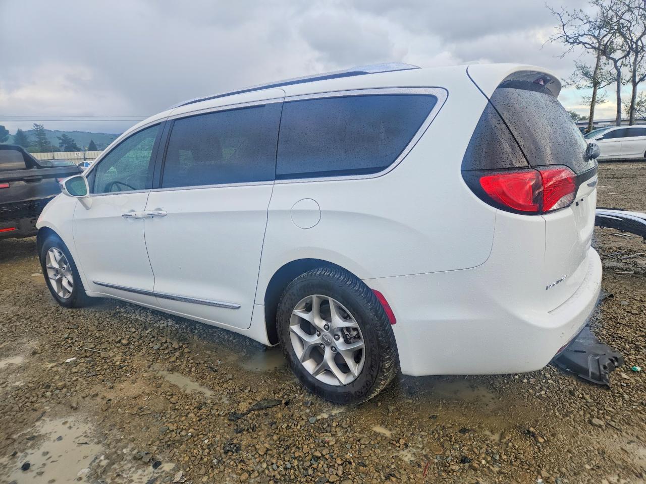 2019 CHRYSLER PACIFICA LIMITED photo 2