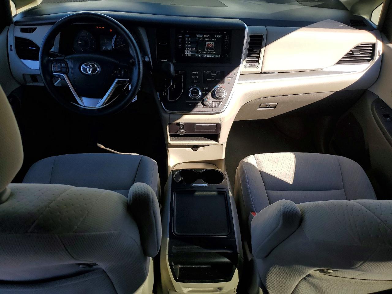 2017 TOYOTA SIENNA LE photo 22