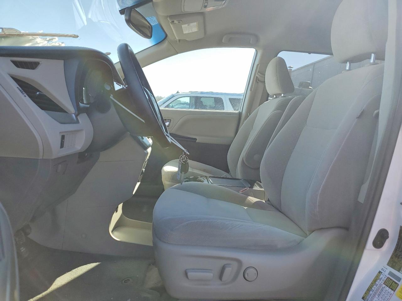 2017 TOYOTA SIENNA LE photo 19