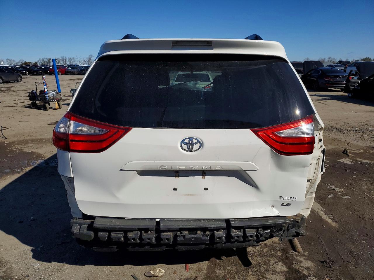 2017 TOYOTA SIENNA LE photo 16