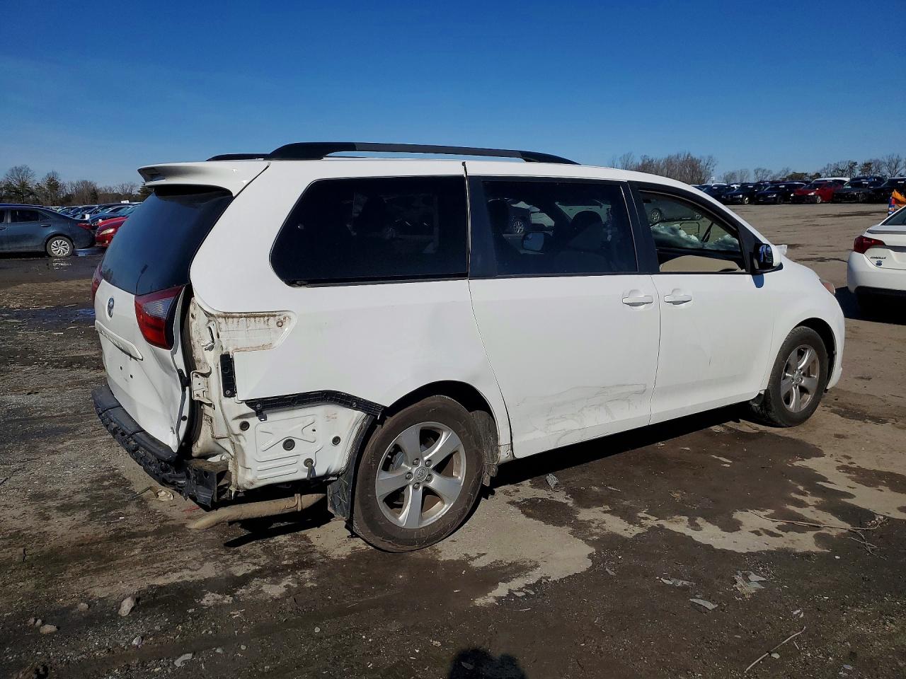 2017 TOYOTA SIENNA LE photo 7