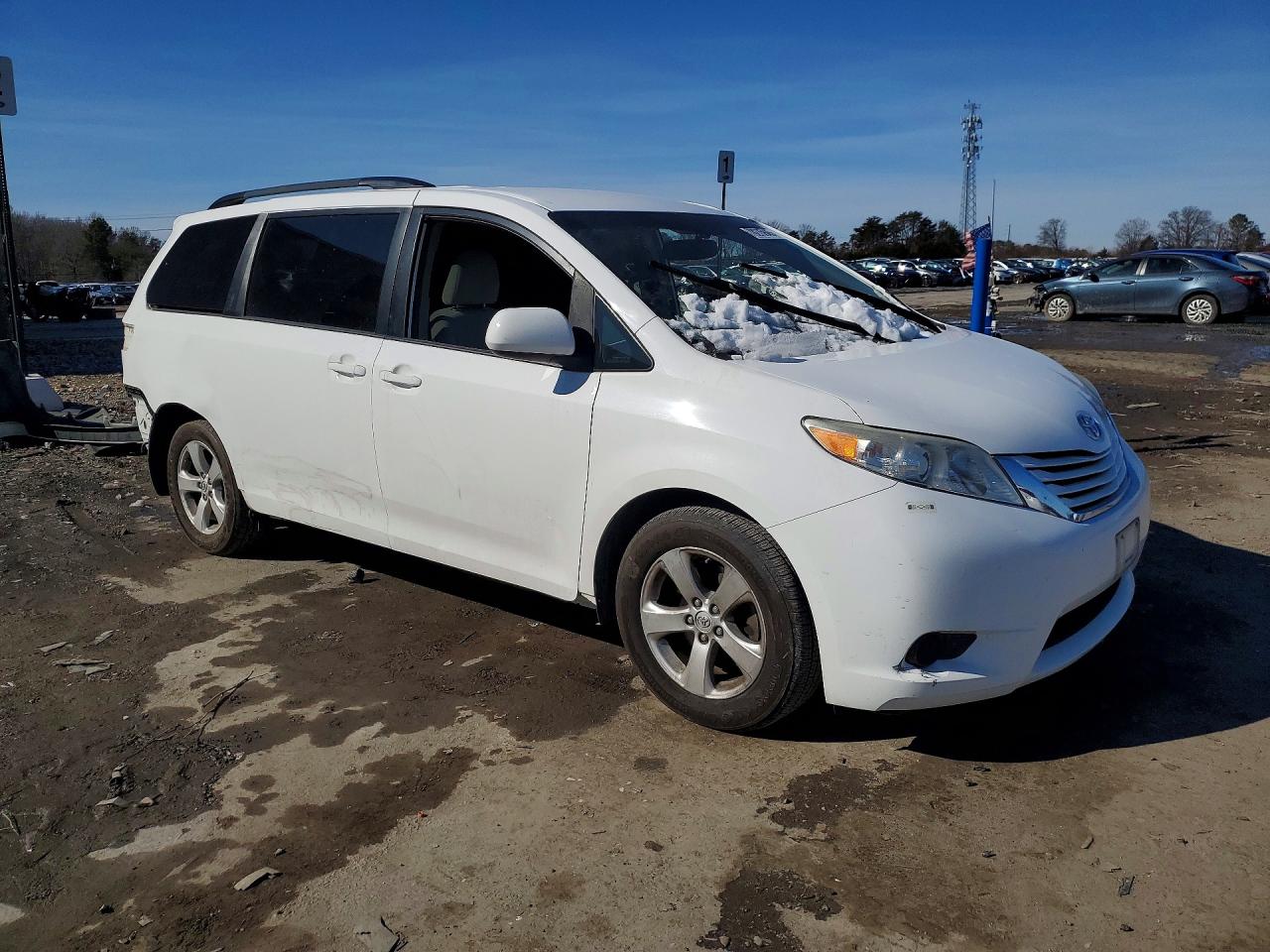 2017 TOYOTA SIENNA LE photo 10