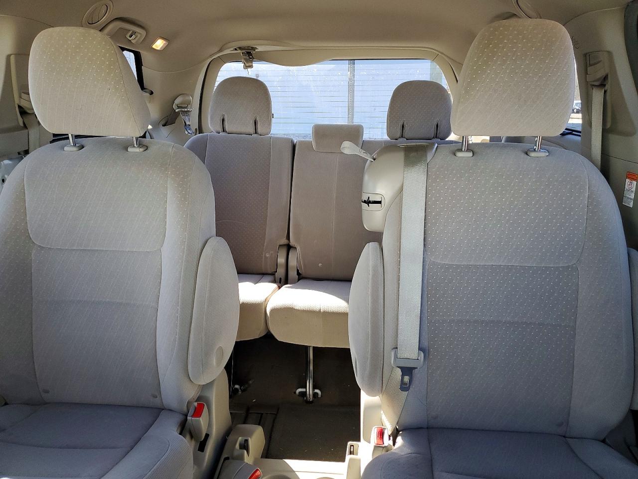 2017 TOYOTA SIENNA LE photo 28