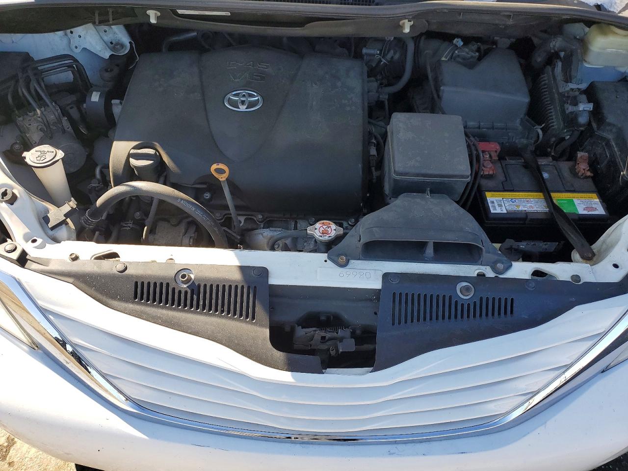 2017 TOYOTA SIENNA LE photo 34