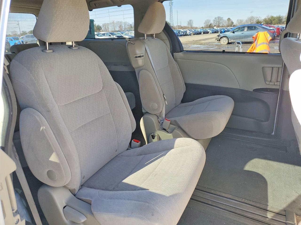 2017 TOYOTA SIENNA LE photo 31
