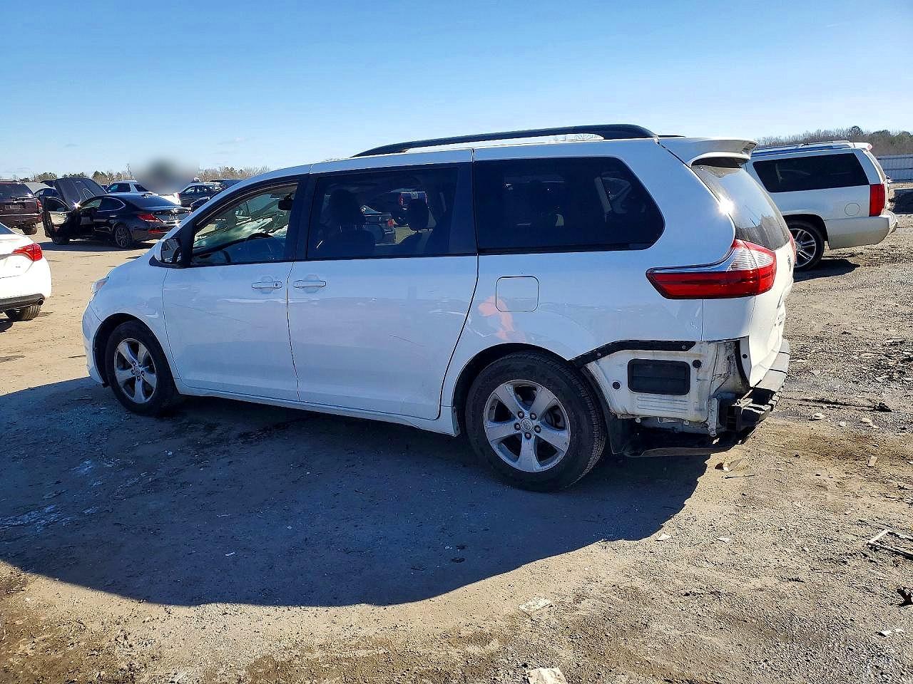 2017 TOYOTA SIENNA LE photo 4