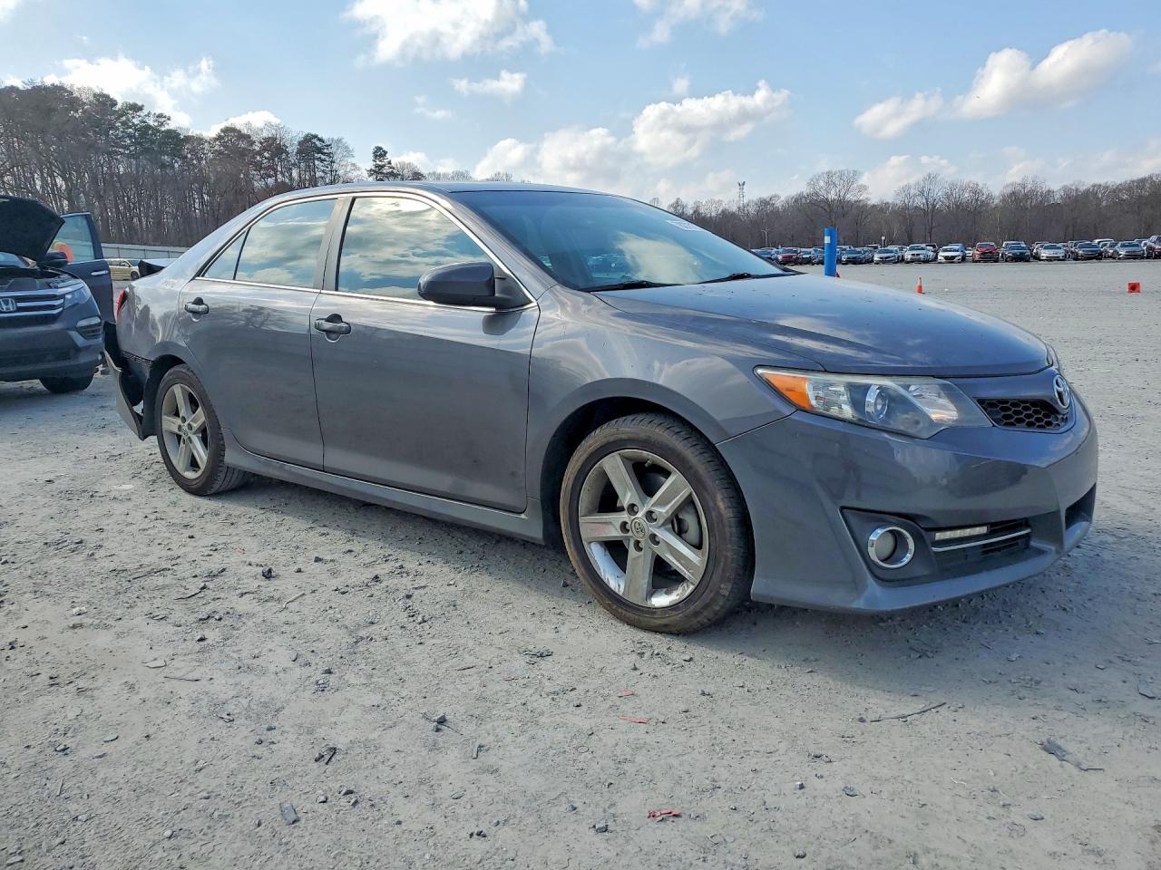 2014 TOYOTA CAMRY SE photo 4