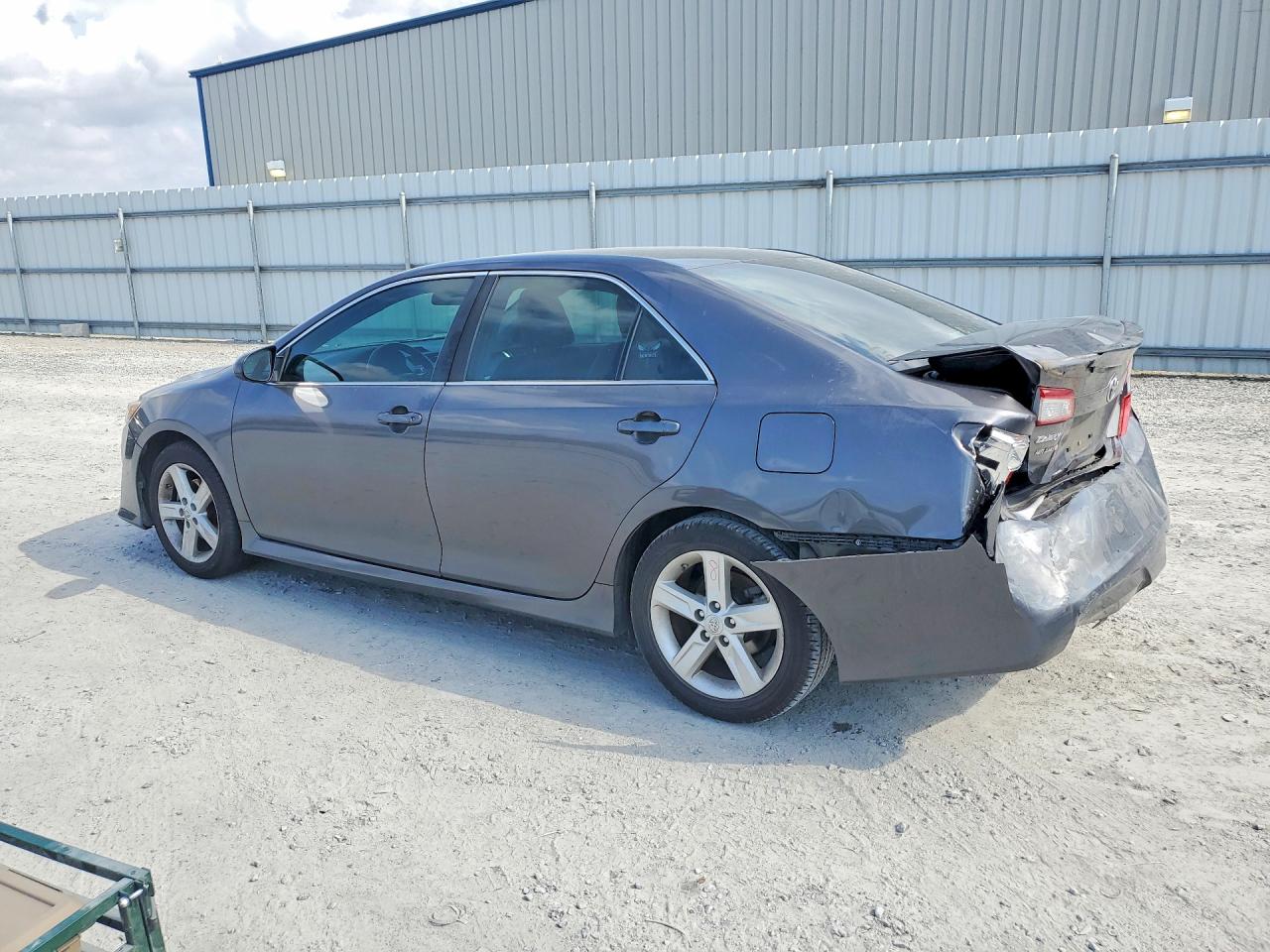2014 TOYOTA CAMRY SE photo 2