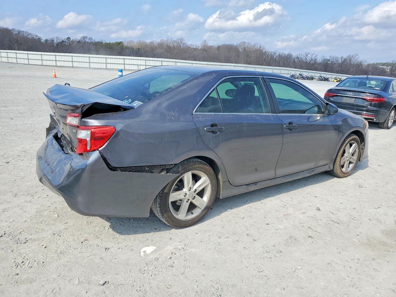 2014 TOYOTA CAMRY SE photo 3