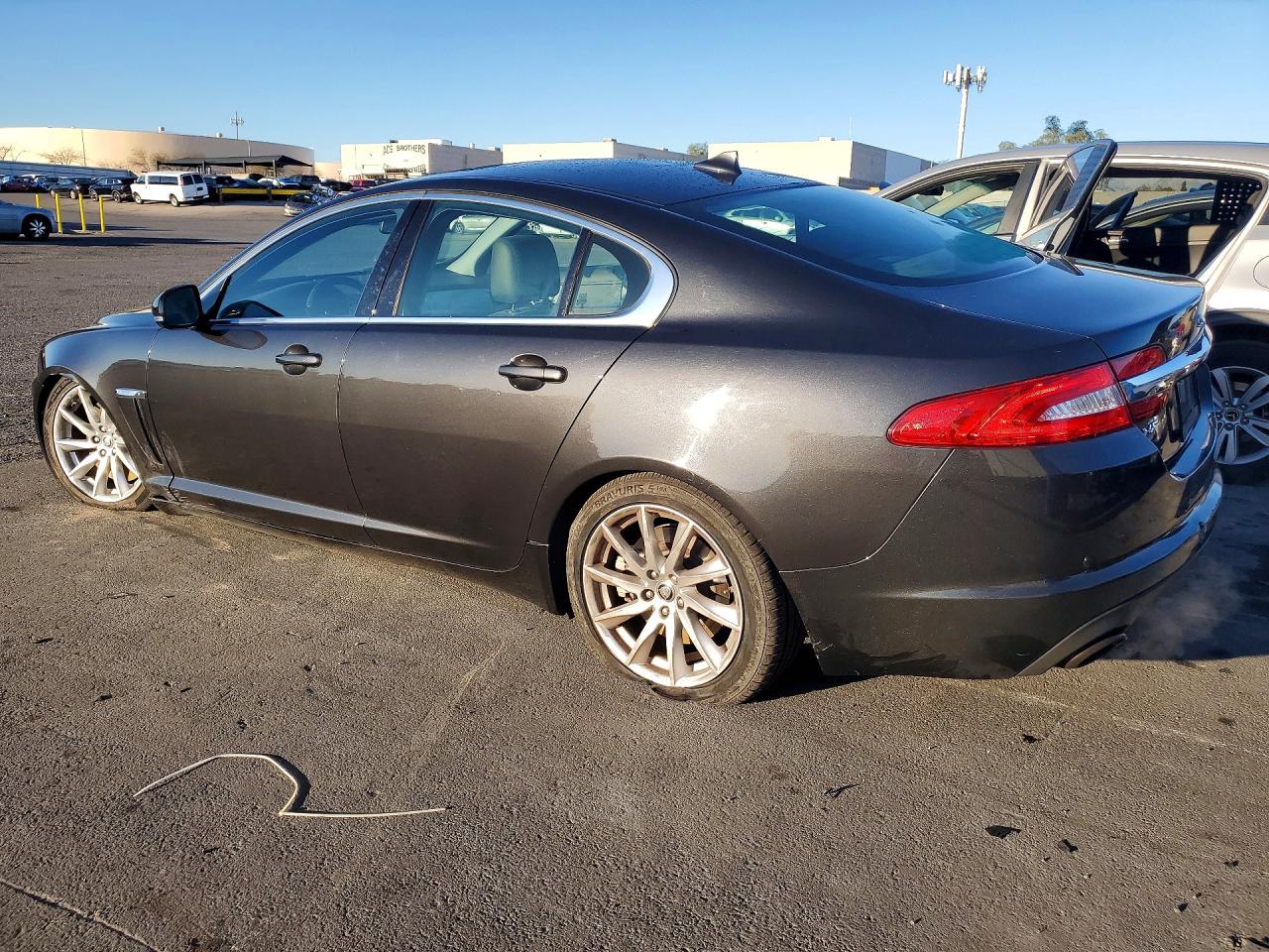 2013 JAGUAR XF photo 2