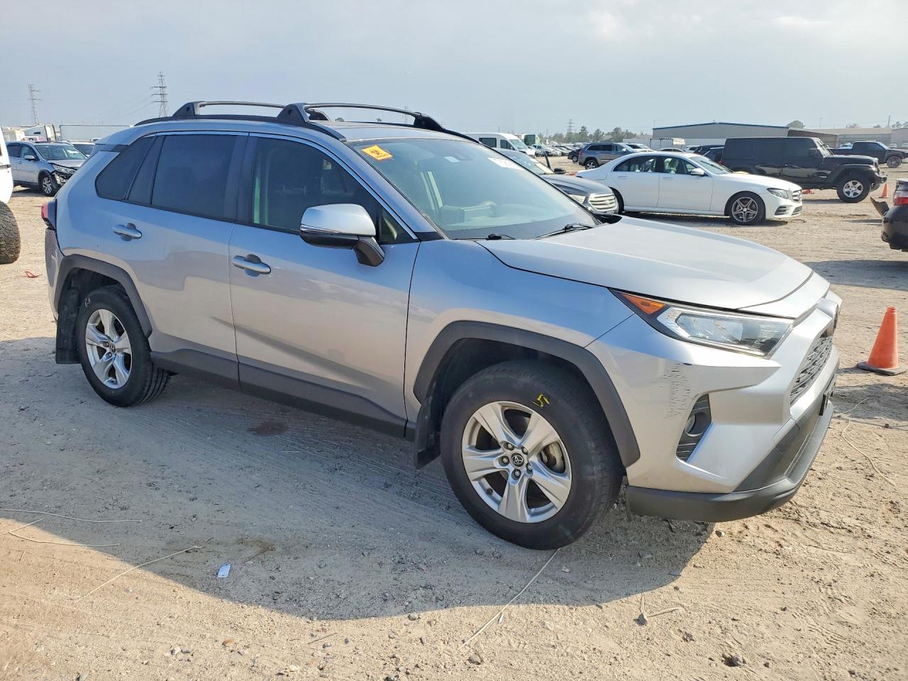 2019 TOYOTA RAV4 XLE photo 4