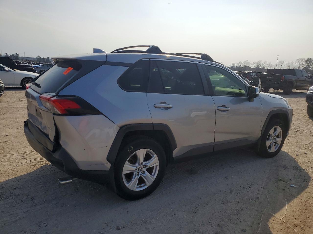 2019 TOYOTA RAV4 XLE photo 3