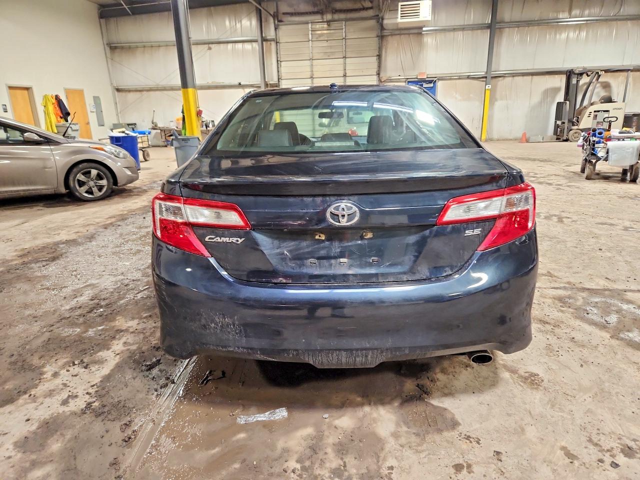 2014 TOYOTA CAMRY SE photo 6