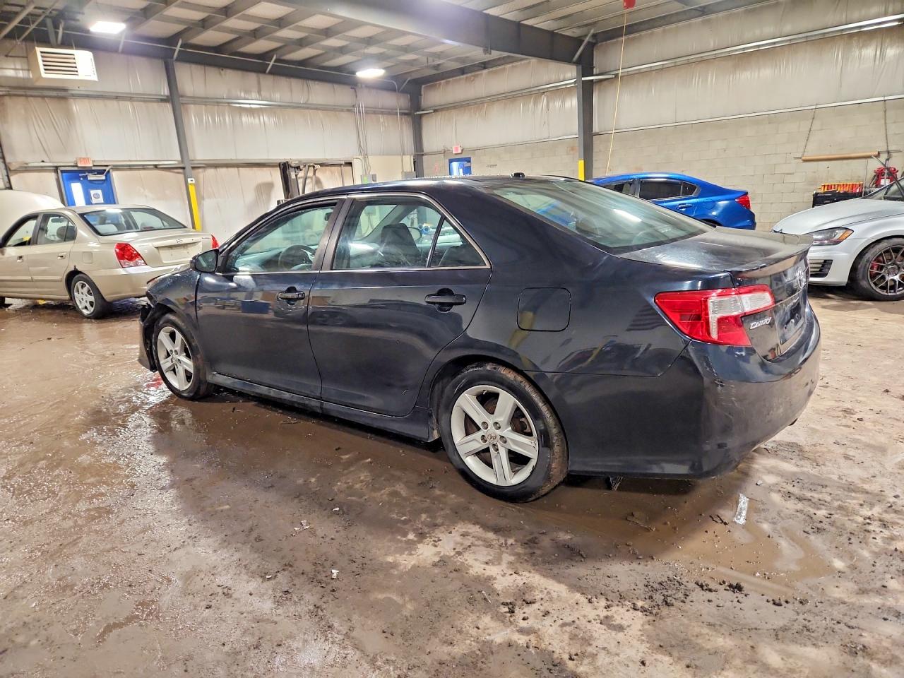 2014 TOYOTA CAMRY SE photo 2