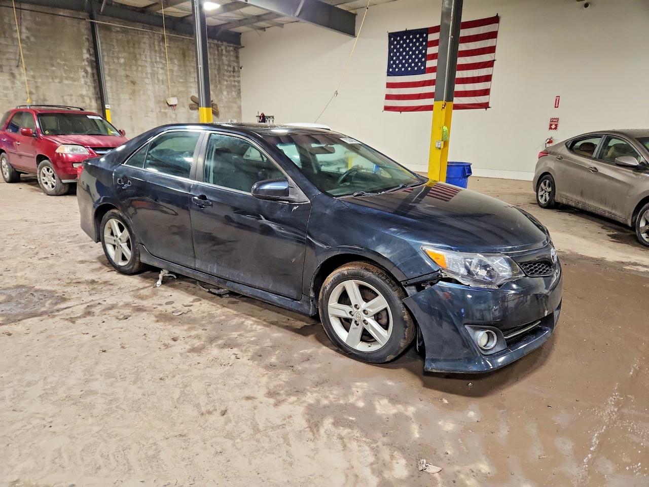 2014 TOYOTA CAMRY SE photo 4