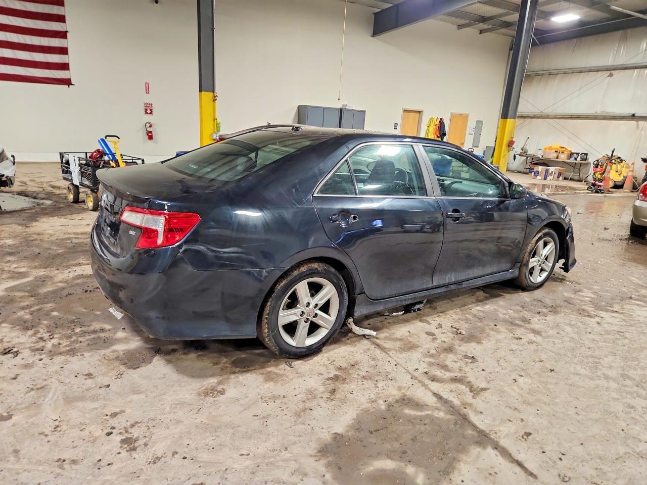 2014 TOYOTA CAMRY SE photo 3