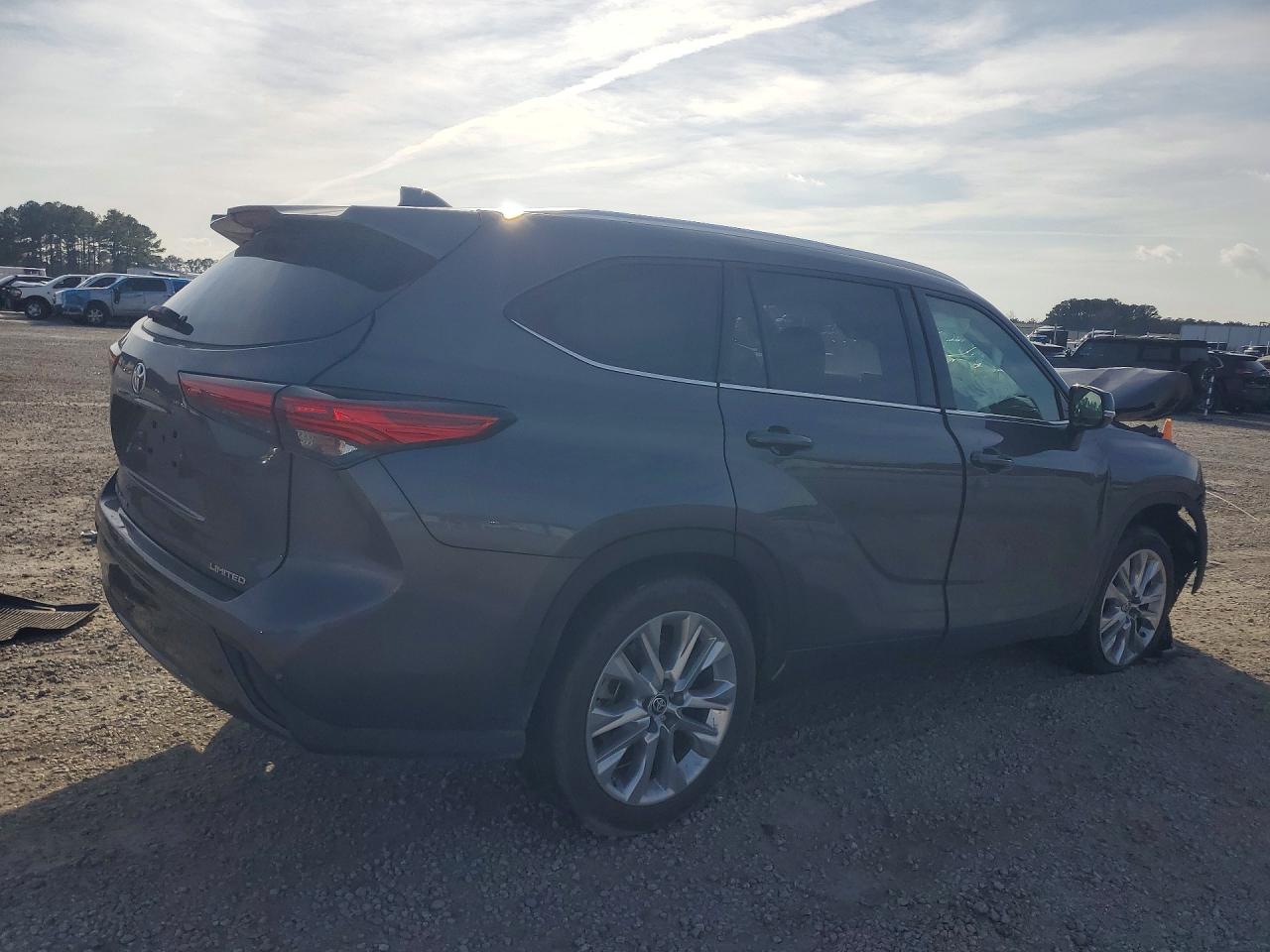 2023 TOYOTA HIGHLANDER L photo 3