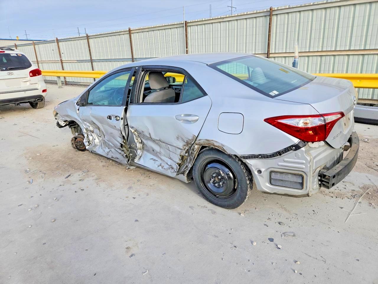 2016 TOYOTA COROLLA LE photo 3