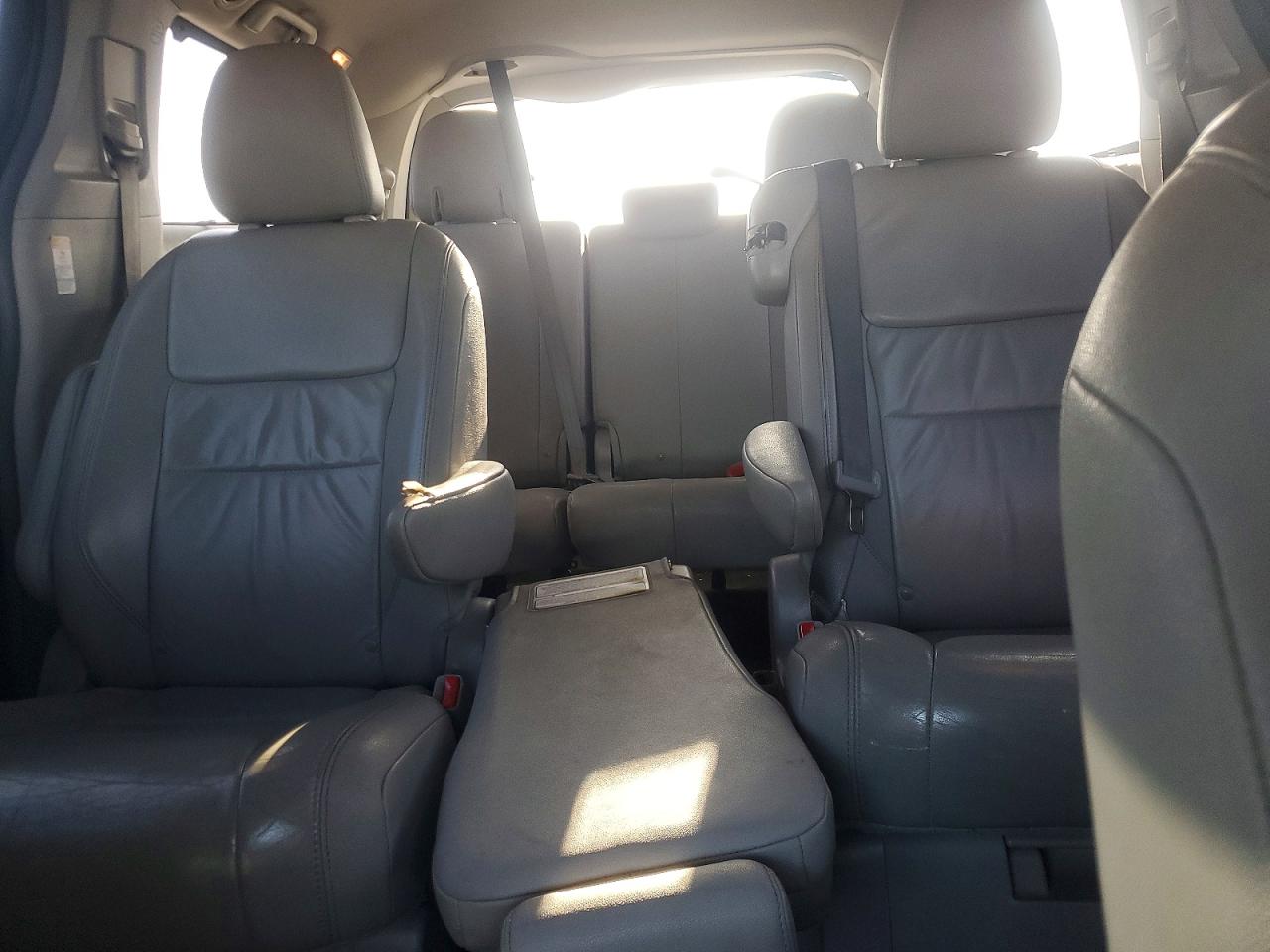 2015 TOYOTA SIENNA XLE 8-PASSENGER photo 10