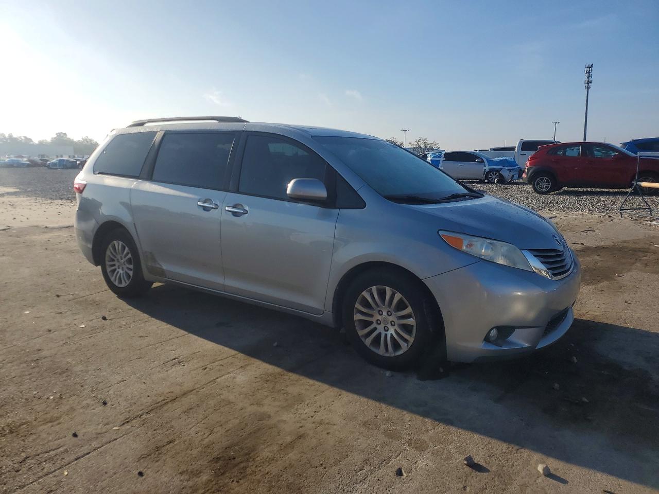 2015 TOYOTA SIENNA XLE 8-PASSENGER photo 4