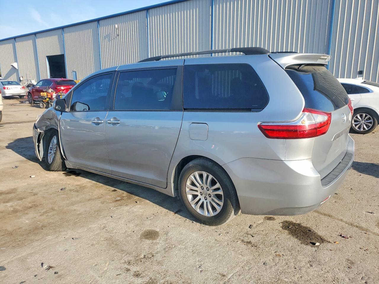 2015 TOYOTA SIENNA XLE 8-PASSENGER photo 2