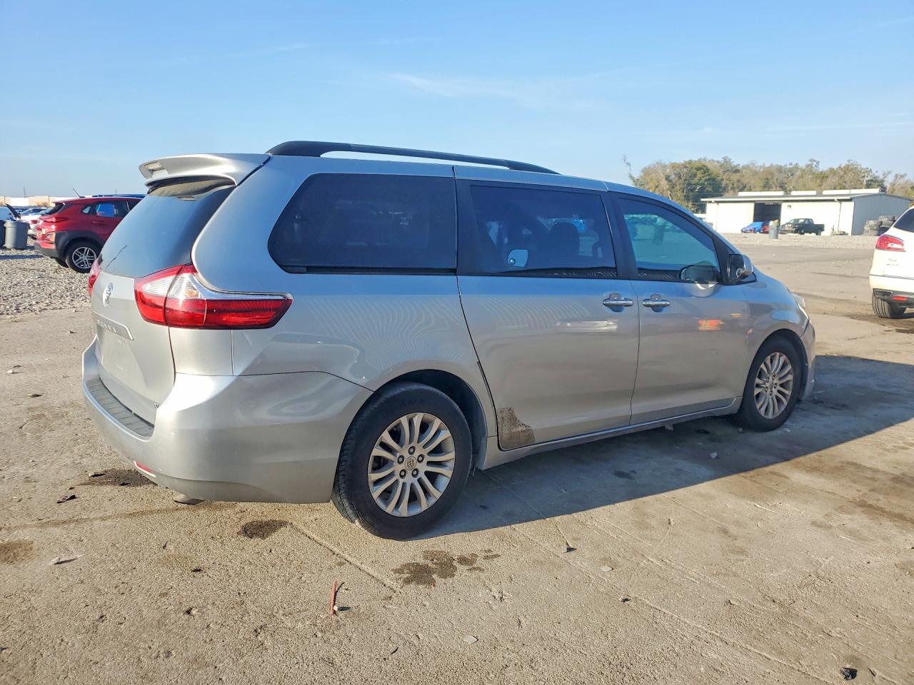 2015 TOYOTA SIENNA XLE 8-PASSENGER photo 3