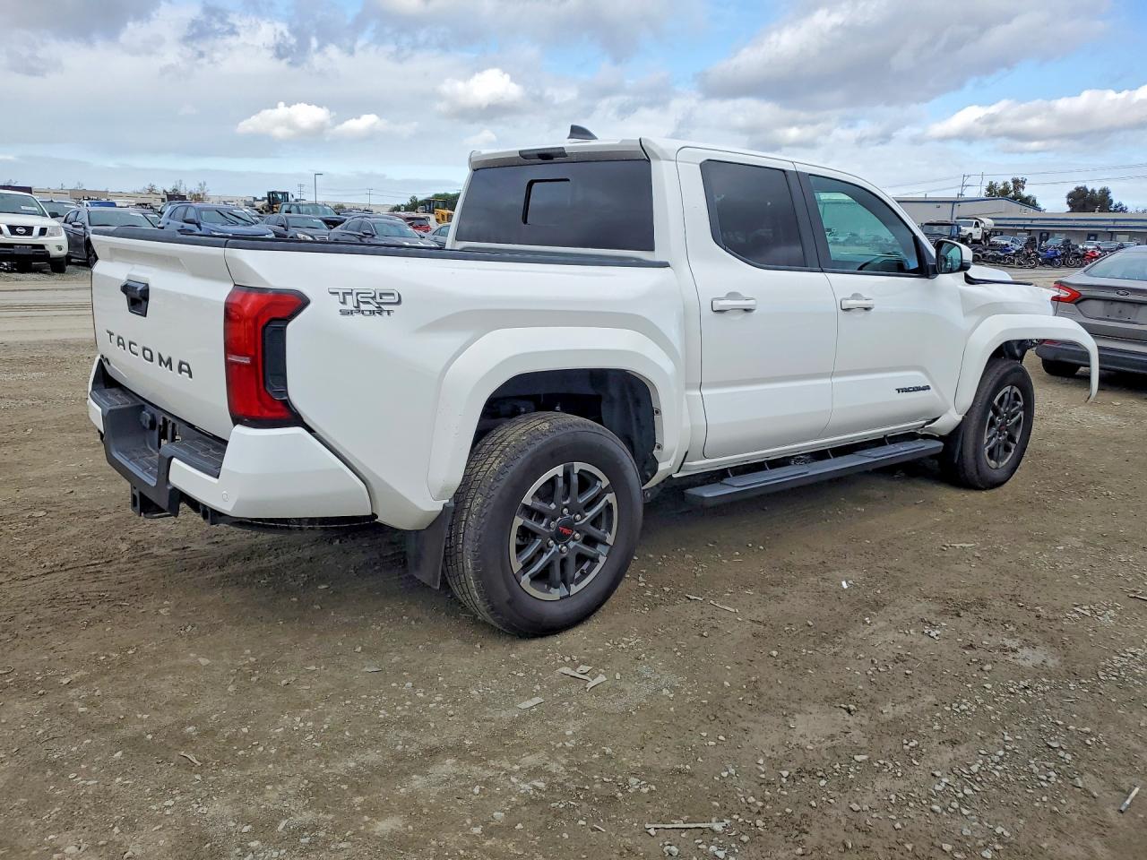 2024 TOYOTA TACOMA photo 5