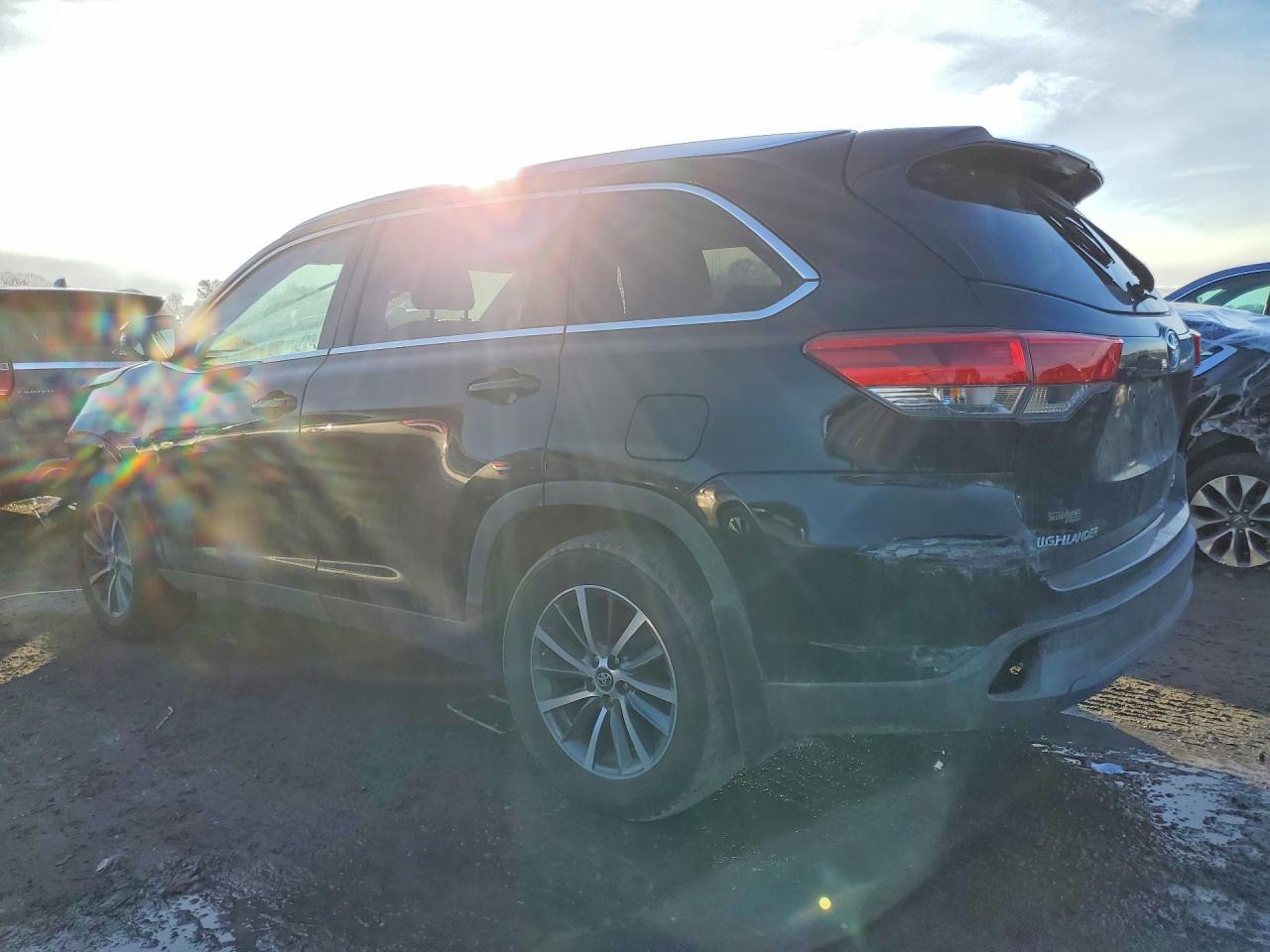 2019 TOYOTA HIGHLANDER XLE photo 3