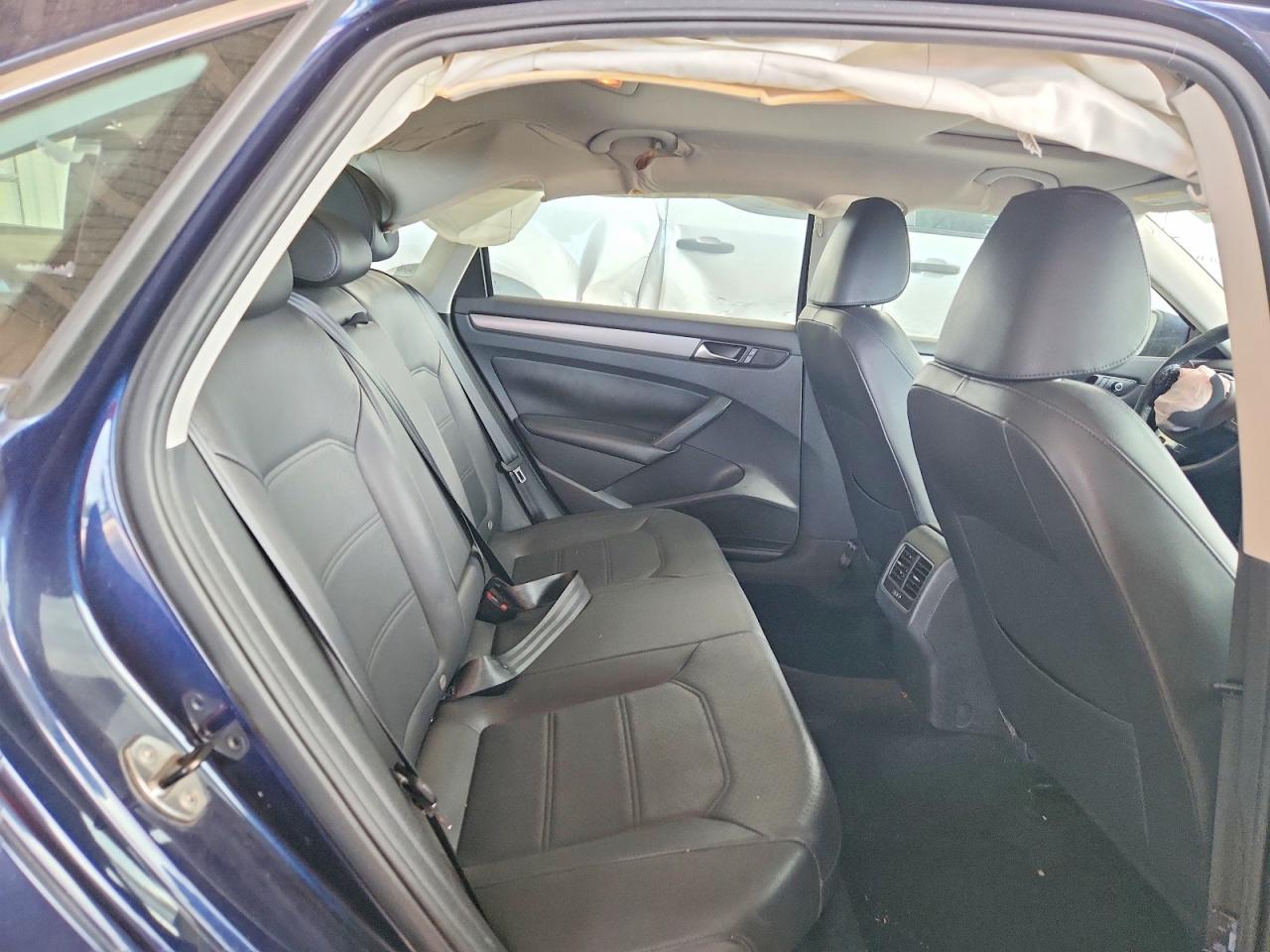 2014 VOLKSWAGEN PASSAT SE photo 10