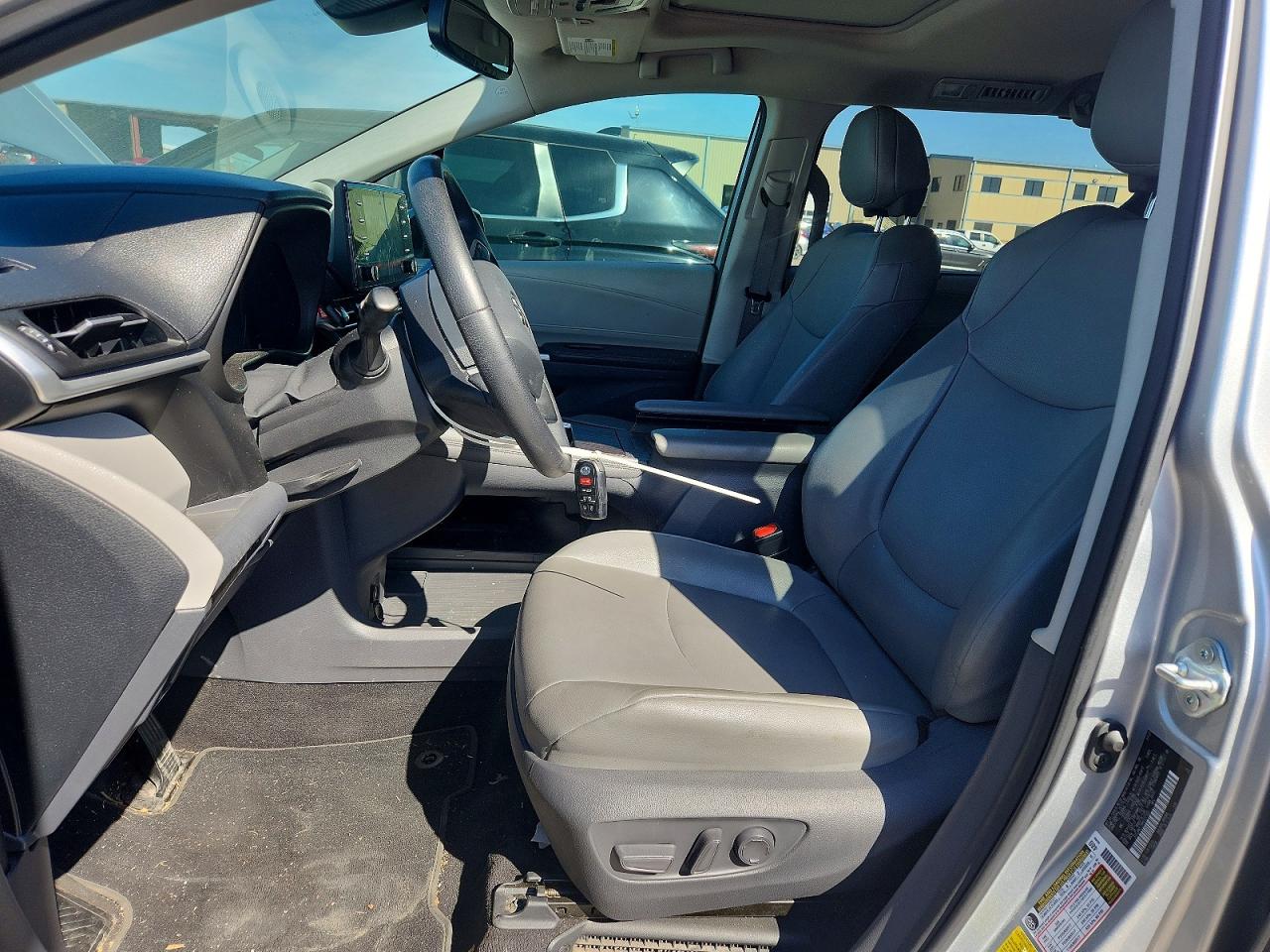 2021 TOYOTA SIENNA XLE photo 13