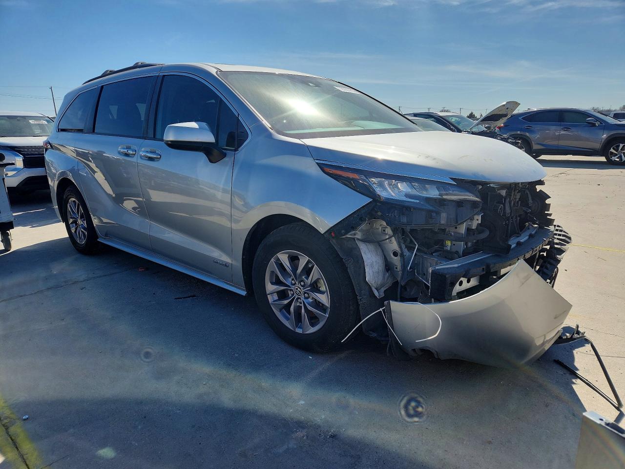 2021 TOYOTA SIENNA XLE photo 7