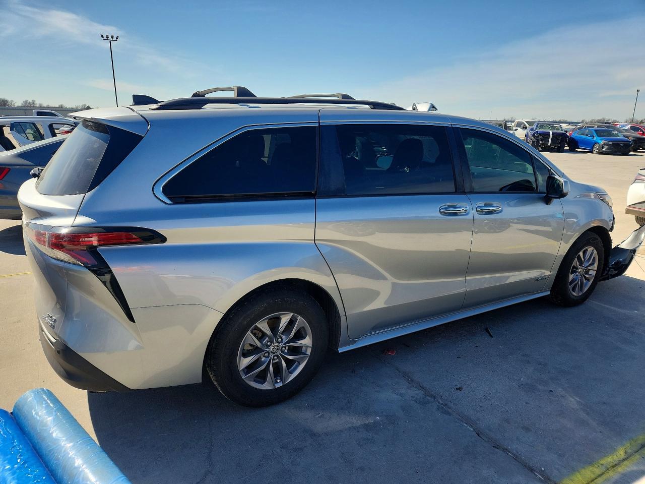 2021 TOYOTA SIENNA XLE photo 5