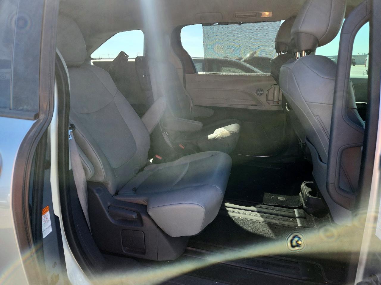 2021 TOYOTA SIENNA XLE photo 19