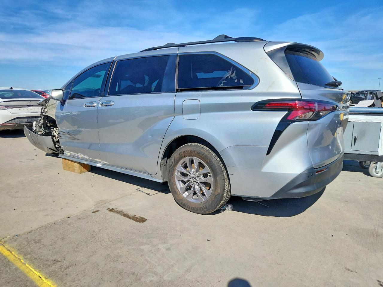 2021 TOYOTA SIENNA XLE photo 3