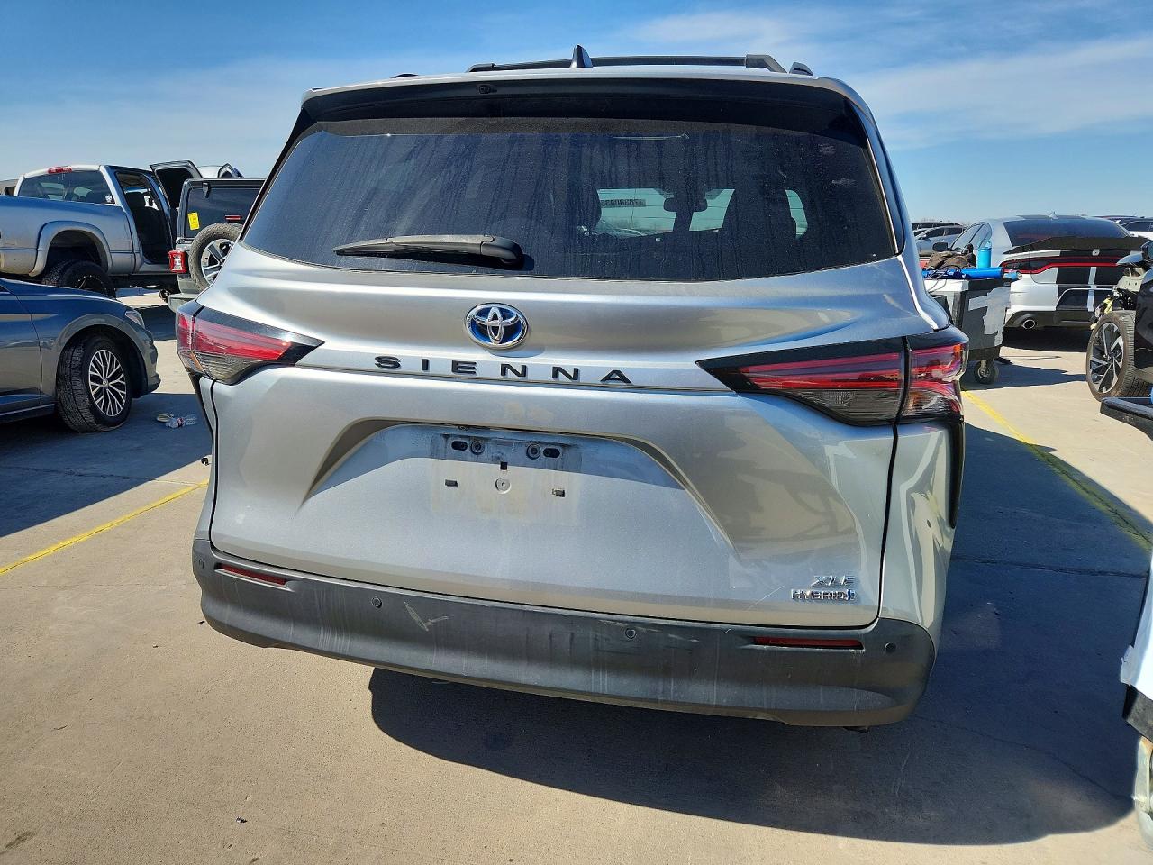 2021 TOYOTA SIENNA XLE photo 11