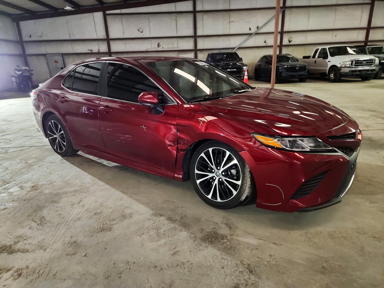 2018 TOYOTA CAMRY SE photo 4